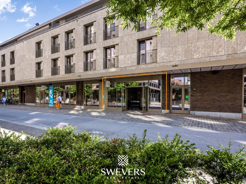 Voor meer info en fotos, surf naar www.swevers.be  Dit handelspand van 175 m², gelegen in het levendige Quartier Bleu, is volledig klaar om uw winkel