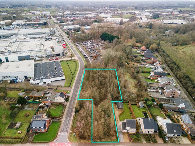 Centraal gelegen bouwgrond voor een open bebouwing op een perceel van 889 m² met achtergelegen parkgebied van 2457 m² gelegen op een residentiële loca