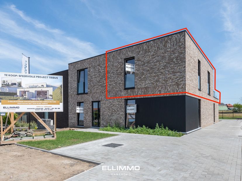 Ruim penthouse van 91,50m2, 2 slaapkamers en een enorm terras van nog eens 30m2 en dit helemaal op het zuiden!! Doorheen het volledige appartement zij
