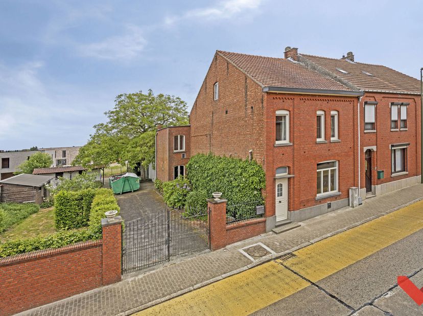 Bent u op zoek naar een woning met ruimte, potentieel én een interessante ligging? Dan is deze eigendom in de Minnestraat in Bekkevoort zeker een bezo