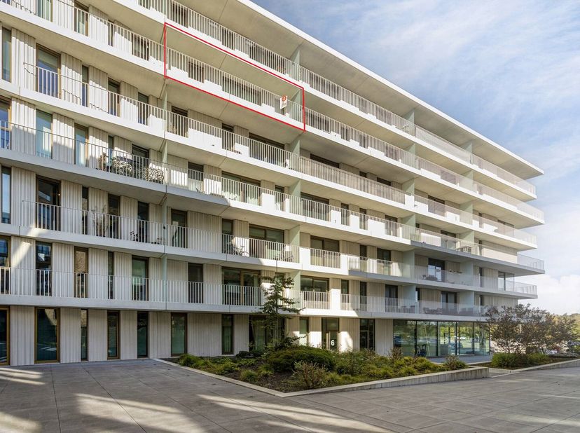 Ontdek jouw ideale thuis in dit ruim en modern appartement (76m²) met een groot, zonnig terras aan de Frank Van Ackerpromenade in Brugge. Dit stijlvol