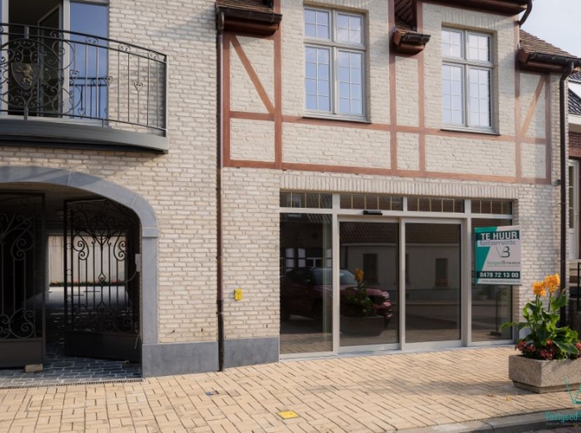 Dit energiezuinig nieuwbouwproject is gelegen in de deelgemeente Michelbeke. De commerciële ruimte die te huur wordt aangeboden kan dienstig zijn voor