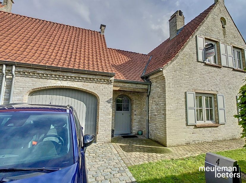 Luchtige  woning in een rustige wijk geniet van volgende indeling:&lt;br /&gt;
Op de gelijkvloerse verdieping bevinden zich de inkomhal met gastentoilet, ee