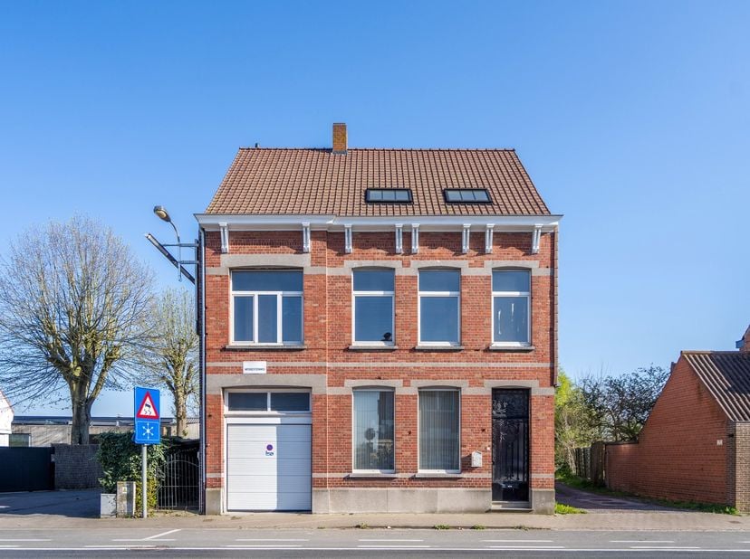  Welkom in de Meensesteenweg 453 te Bissegem! &lt;br /&gt;
&lt;br /&gt;
Deze woning verwelkomt je met een ruime inkomhal die toegang biedt tot de leefruimte, een