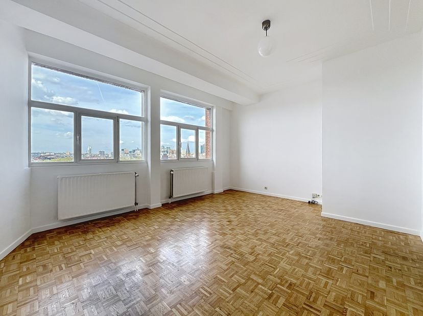Dans la rue Lambert Crickx à Anderlecht, à proximité immédiate du centre de Bruxelles et de la Gare du Midi, cet appartement lumineux de ± 85 m² est à