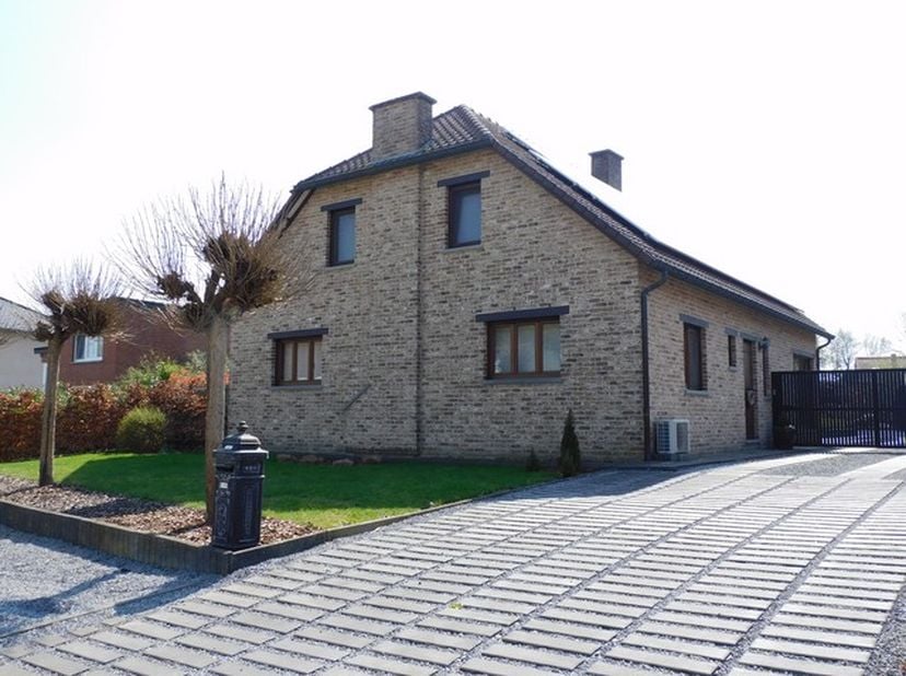 Stap binnen in deze stijlvolle villa, gebouwd in 2001, gelegen op een zuidgericht perceel van maar liefst 15a 30ca. Deze eigendom combineert tijdloze