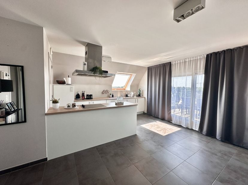 Dit modern appartement bevindt zich op de bovenste verdieping en heeft een prachtig privaat terras. Het appartement omvat een inkomhal met apart toile