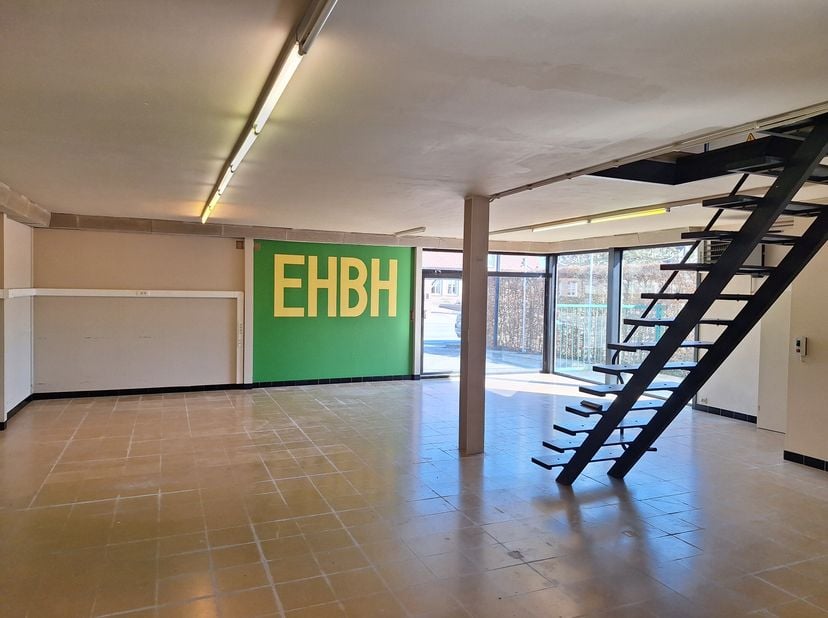 Het handelspand bestaat uit 2 verdiepingen en is goed voor zo&#039;n 260m² bruikbare vloeroppervlakte. &lt;br /&gt;
Het vrijstaande gebouw is gelegen op een perc