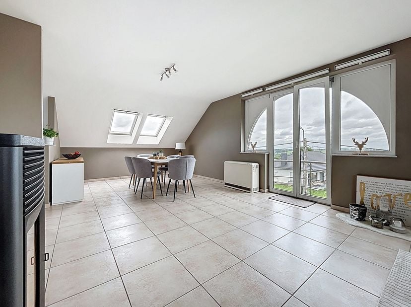 SOUS-SOL :&lt;br /&gt;
- Cave (± 11 m²) sur béton (face à l&#039;ascenseur) ;&lt;br /&gt;
REZ-DE-CHAUSSEE :&lt;br /&gt;
- Parking privé ;&lt;br /&gt;
2ème ÉTAGE : Appartement de ±