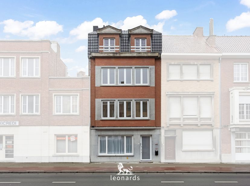 TE KOOP: Prachtig gerenoveerd appartementsgebouw bestaande uit drie appartementen op toplocatie Kortrijk. Gelijksvloers - 1 ste appartement 54m2: Dit