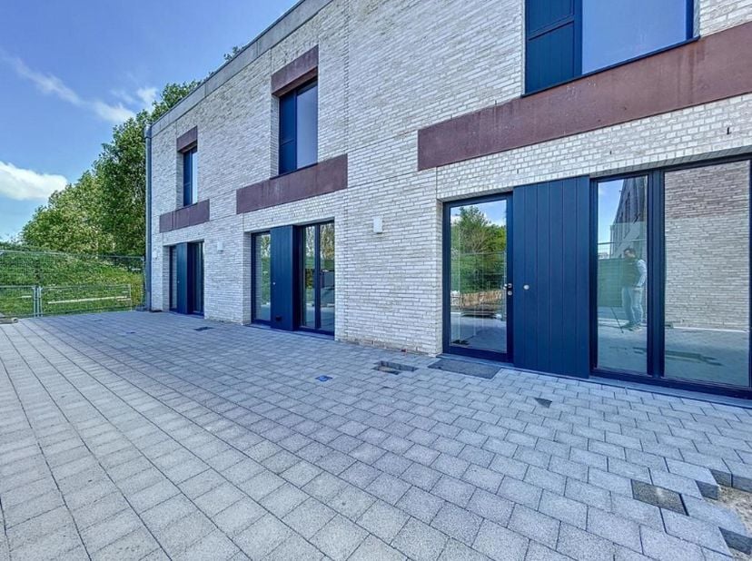 Uniek gelegen nieuwbouwwoning aan het water en tussen het groen, bestaande uit een inkomhal met gastentoilet, lichtrijke leefruimte met eet- en zithoe