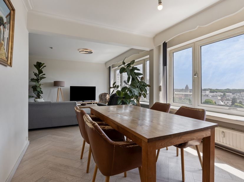 Indeling: &lt;br /&gt;
- inkomhal met ingemaakte kast &lt;br /&gt;
- keuken met aansluitend terras &lt;br /&gt;
- woon- en eetruimte (34 m²) &lt;br /&gt;
- slaapkamer 1 met i