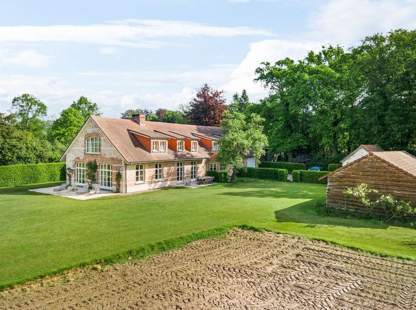 Te midden van privé-weilanden, bossen en vijvers ligt dit uitzonderlijke landgoed van maar liefst 100.000m² met mogelijkheid tot extra aankoop van 400
