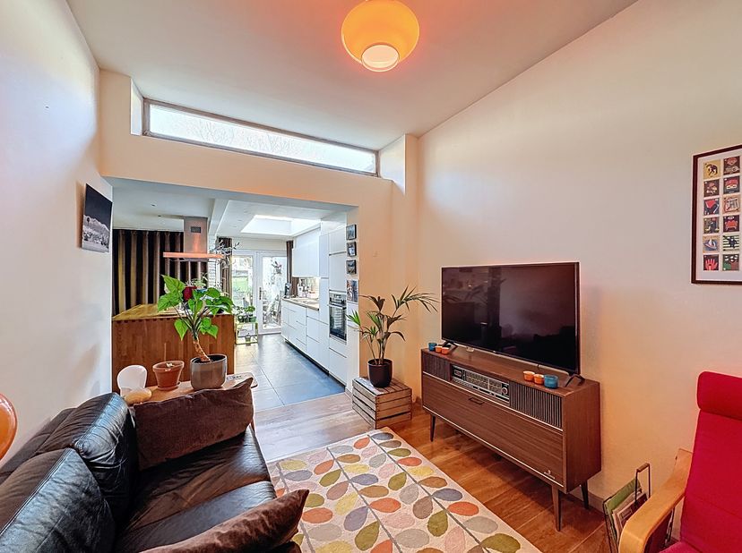 La maison dispose d&#039;un local à vélos et d&#039;une très belle terrasse spacieuse.&lt;br /&gt;
Disposition de la maison:&lt;br /&gt;
Rez-de-chaussée: Hall d&#039;entrée - ab