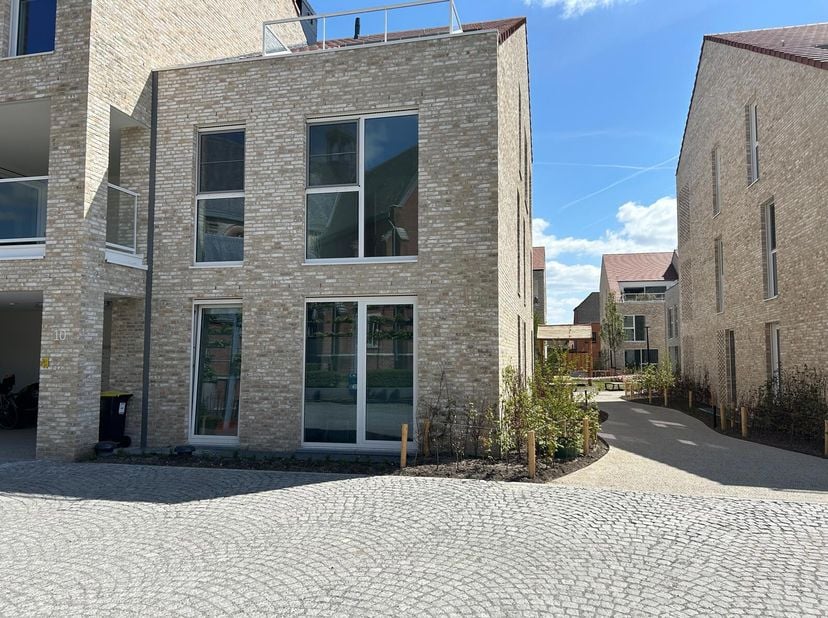 Dit lichtrijke nieuwbouwappartement bevindt zich in een rustige woonwijk, vlakbij centrum Stabroek. Alle winkels, scholen, openbaar vervoer,...zijn op