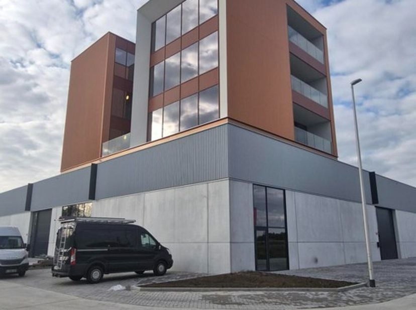 In de Bruggesteenweg in Hooglede, ontwikkelde Global Estate Group een gloednieuwe bedrijfssite met 3 kantoren en 19 kmo-units. De site heeft een total
