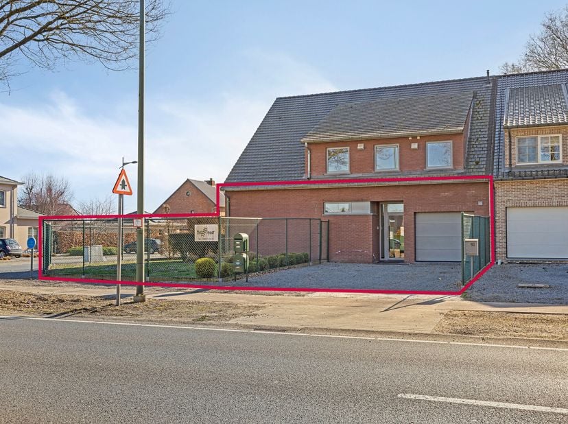 Ontdek dit ruime, gelijkvloerse appartement te koop in Maasmechelen, een unieke kans voor wie op zoek is naar comfortabel wonen met veel ruimte en pri