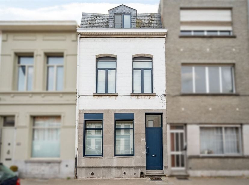 Grotendeels gemoderniseerde gezinswoning met 4 slaapkamers, gunstig gelegen te Lier.&lt;br /&gt;
Deze mooie woning werd grotendeels gemoderniseerd sinds 201