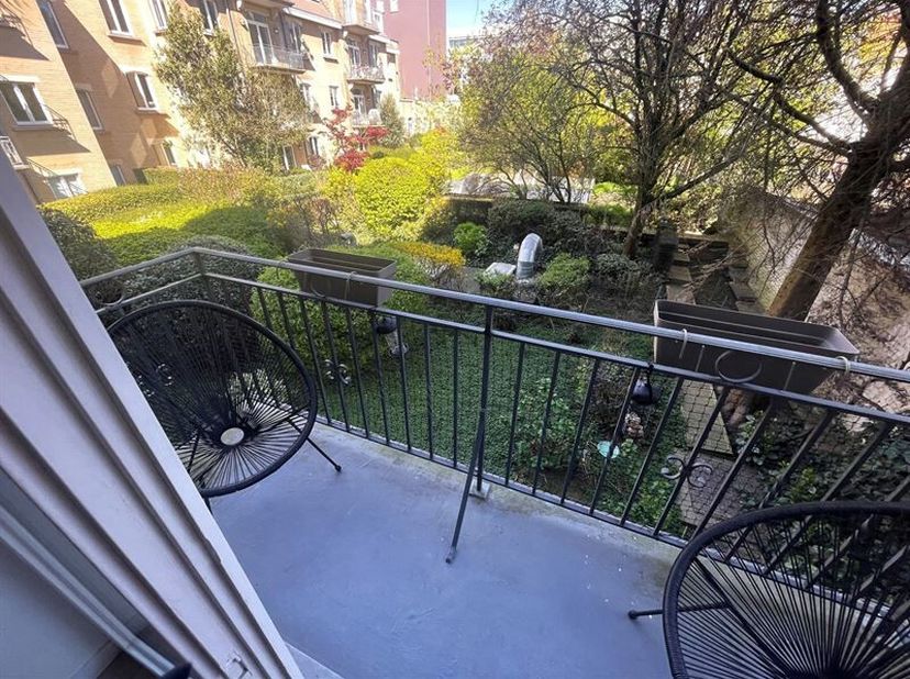 Gelegen in Louise Village, dichtbij het openbaar vervoer en alle voorzieningen. Prachtig licht appartement van ±92m² gelegen op de 1e verdieping van e
