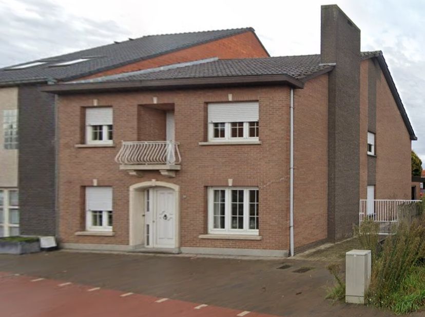 Bent u op zoek naar een instapklare woning met een doordachte indeling en het nodige comfort? Dan is deze woning de ideale keuze! Gelegen vlak bij het