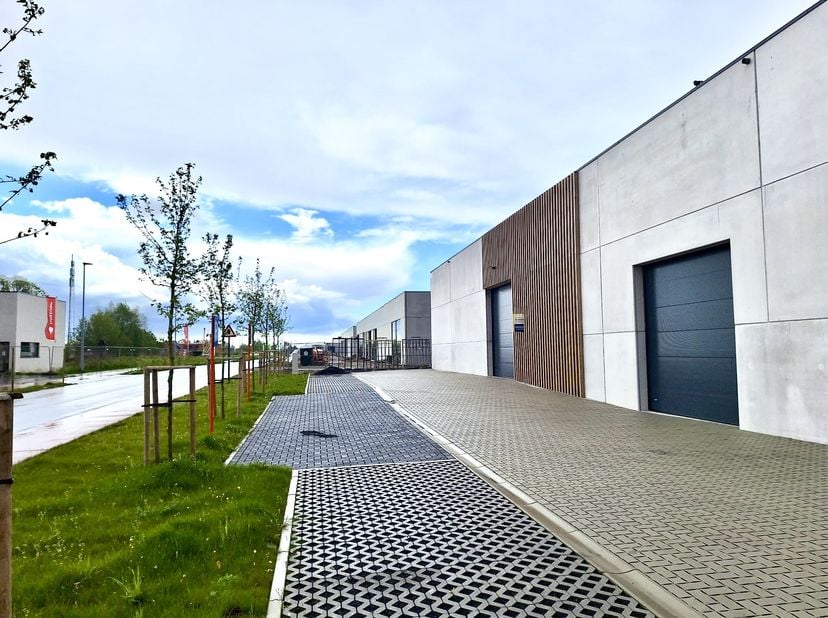 Op een centrale ligging in de driehoek Tielt- Deinze-Waregem, meer bepaald te Dentergem bevindt zich het KMO-Park RIVA bestaande uit 4 fases van in to