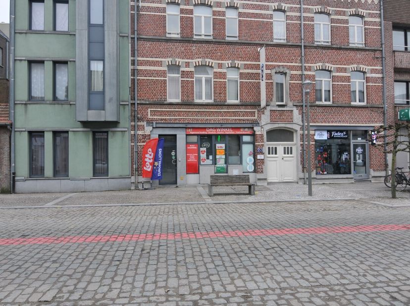 Immeuble de rapport composé de 9 appartements avec minimum 2 chambres et 2 espaces commerciaux en rez-de-chaussée. Chaque appartement dispose d&#039;un bal
