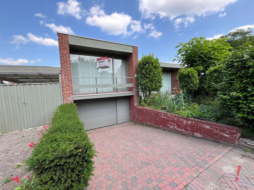 Op te frissen woning op toplocatie dichtbij winkels, openbaar vervoer, scholen doch zeer rustig in het groen.&lt;br /&gt;
Deze alleenstaande bebouwing op ee