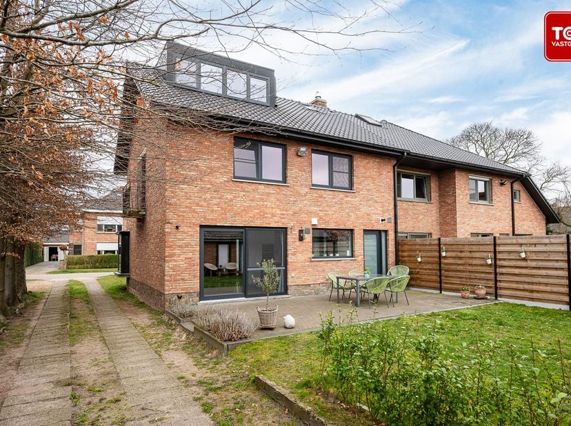 Deze woning, afgewerkt met hoogwaardige materialen, is rustig gelegen in een residentiële wijk, vlakbij het centrum van Boekhoute. De omgeving is idea