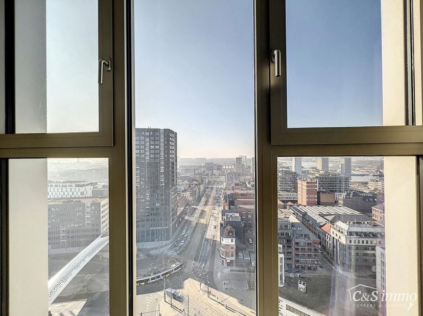 Het hoogtepunt van luxueus wonen op de 17de verdieping van De Doktoren (2022) met een  subliem uitzicht over het water, de haven de stad, het Mas &amp; t