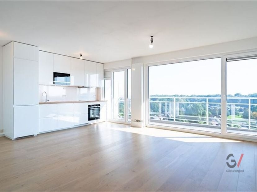 Ontdek dit luxueuze, instapklare appartement, volledig vernieuwd met hoogwaardige materialen. Alles is nieuw, van vloeren tot keuken en badkamer, zoda