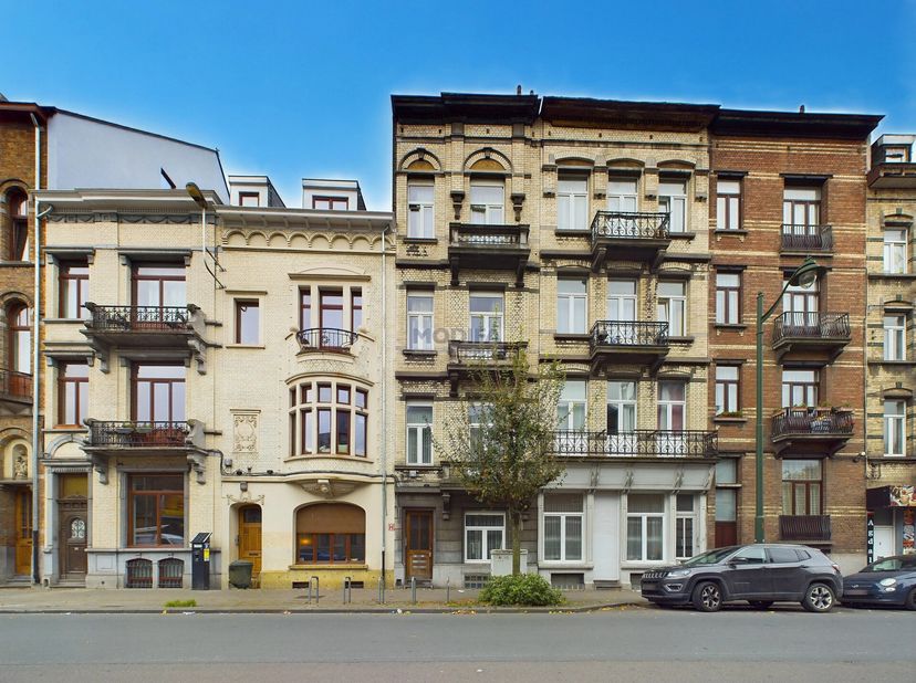 Vétérinaires - Proximité immédiate Gare du Midi&lt;br /&gt;
Maison de caractère &quot;début XXème siècle&quot; aménagée en 4 unités locatives, dont 3 unités reconnues
