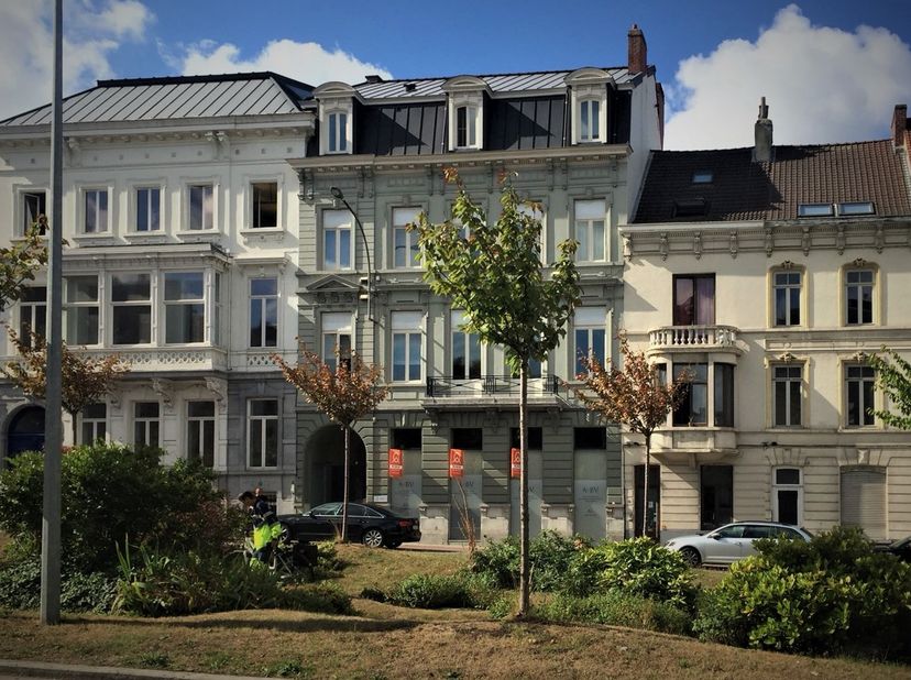 Dit uitzonderlijk gebouw met authentieke elementen geeft plaats aan +/- 160 m² kantoor- of handelsruimte (gelijkvloers aan de achterkant gelegen), ver