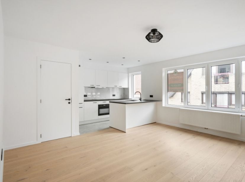 Dit appartement is gelegen op de tweede verdieping en werd vorig jaar volledig gerenoveerd.&lt;br /&gt;
Alles werd vernieuwd en er is een volledig nieuwe ui
