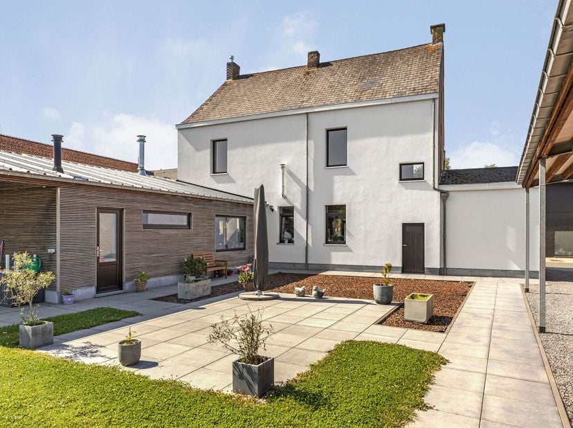 Heureux de pouvoir vous proposer cette maison très spacieuse en plein centre de Roosdaal avec toutes les facilités juste à .coté La maison se compose