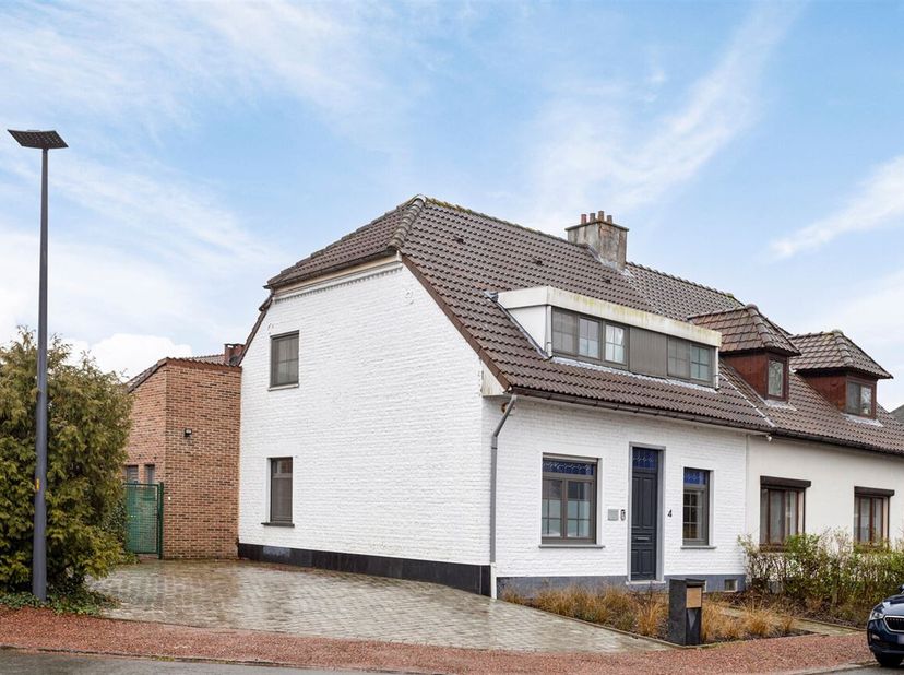 BOD vanaf 495.000 EUR. Prachtig gerenoveerde halfopen bebouwing in doodlopende wijk te ZAVENTEM op een perceel van 3a60ca. De woning omvat een bewoonb