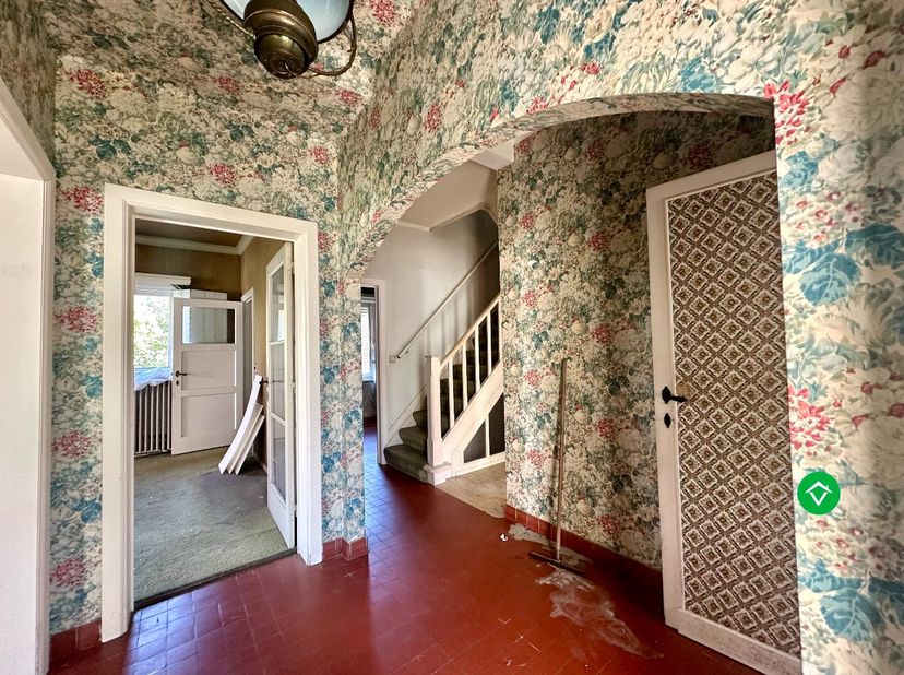 Op een toplocatie in Nieuwpoort, langs een charmante boombeklede laan, vindt u deze authentieke woning met tal van mogelijkheden. Dankzij de centrale