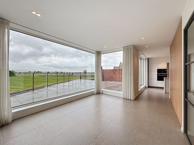 In de Ooststraat 26 te Lo-Reninge vinden we dit modern triplex appartement (229m²) met 3 ruime slaapkamers en twee zonnige terrassen te huur. Het appa