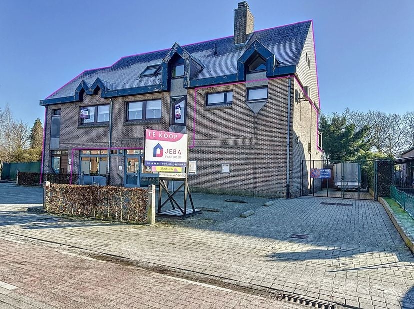Dit appartement is ideaal gelegen nabij de invalswegen naar Hasselt en Eindhoven. Het biedt een uitstekende combinatie van comfort en stijl, met een s
