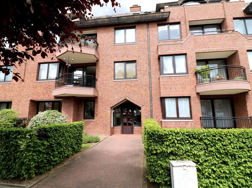 DEMEY - Appartement ± 110m² composé de :&lt;br /&gt;
- 2 chambres (± 13 - 17 m²)&lt;br /&gt;
- 1 living ± 30m²&lt;br /&gt;
- 1 cuisine super-équipée avec coin à déjeune