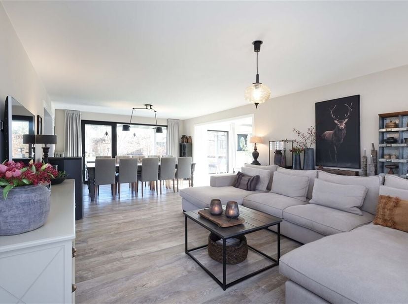 Prachtige landelijke villa met 6 slaapkamers gelegen in een rustige en residentiële omgeving&lt;br /&gt;
Omgeving:&lt;br /&gt;
+ Uitstekende locatie in Neerharen&lt;