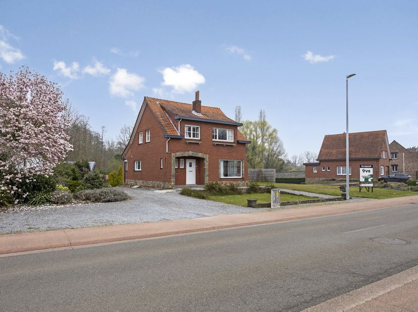 In het hart van Testelt, langs de hoofdstraat en op een ruim perceel van 13a23ca, ligt deze charmante jaren &#039;60-woning met tal van mogelijkheden. De w