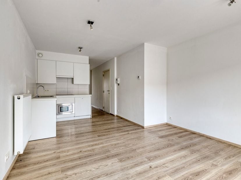 Appartement moderne et confortable au premier étage (ascenseur disponible) à vendre à Nieuwpoort. L&#039;appartement est situé dans un immeuble récent et s