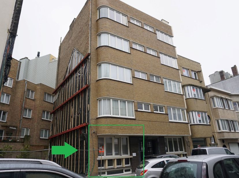 Dit appartement met 1 slaapkamer is gelegen op het gelijkvloers in de residentie Leopold I in Oostende, een gebouw met veel charme. Met een bewoonbare