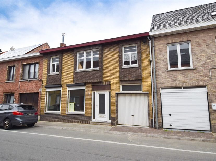 Dit betreft een uitstekend gelegen renovatiewoning met 3 slaapkamers op een perceel van 417m² en een goedgekeurde vergunning om de woning te renoveren