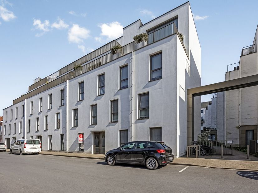 Dit instapklaar 1-slaapkamerappartement, gelijkvloers, is ideaal gelegen, rustige straat maar op wandelafstand van het Park Liedts, winkels en het bru