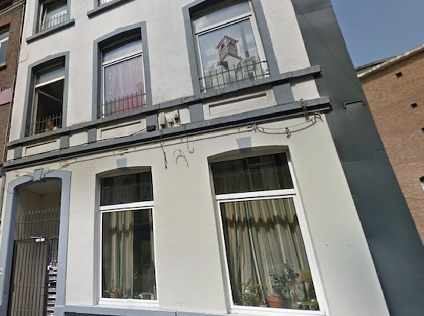Charleroi : à louer proche de toutes commodités (gare, magasins) et du centre commercial Rive Gauche studio situé au 1er étage et comprenant pièce de