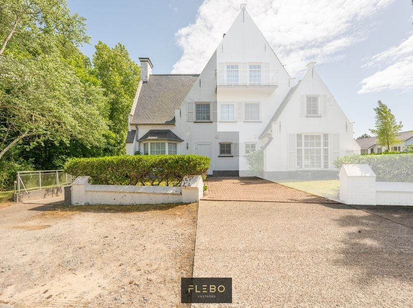 In een doodlopende straat in de Concessie van De Haan bevindt zich deze instapklare halfopen woning.&lt;br /&gt;
Het pand is ideaal gelegen, op wandelafstan