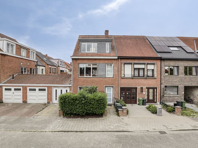 Bienvenue dans la rue Valerius De Saedeleerstraat 17 à Gentbrugge, où vous attend ce duplex prêt à emménager. Avec une surface habitable de 116 m², vo