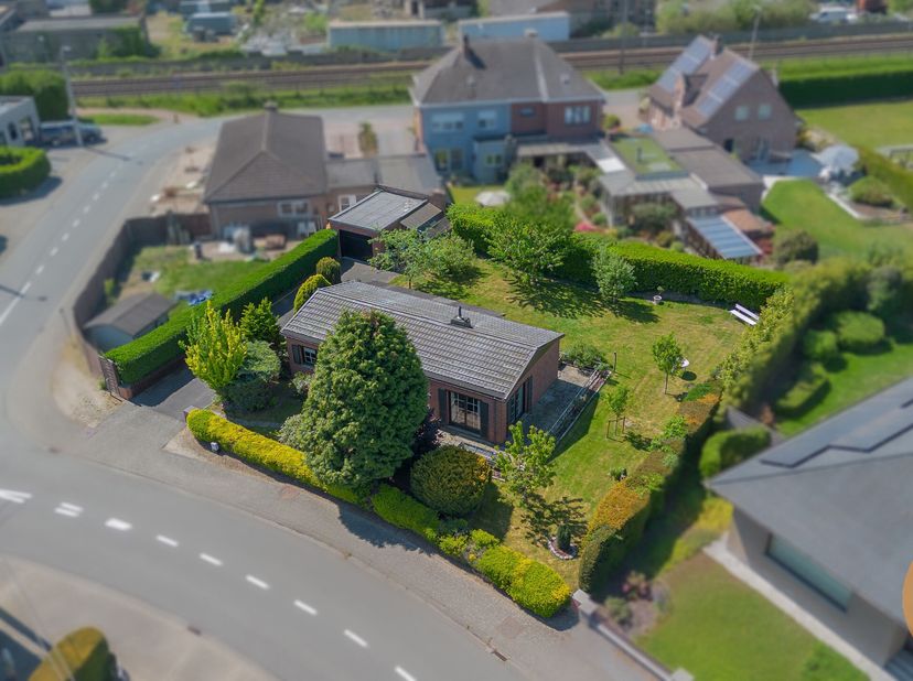 EERSTE BEZOEKDAG ZATERDAG 31 MEI VAN 10u TOT 14u (ENKEL OP AFSPRAAK !)&lt;br /&gt;
LEDE - Deze op te frissen bungalow (houtskelet) kunt u vinden op een rust