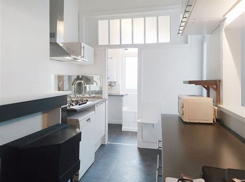 Ixelles - Av de la Couronne 418 - nous vous proposons d&#039;acquérir un bel appartement situé au 2ème étage d&#039;un petit immeuble de 4 unités. &lt;br /&gt;
L&#039;appa